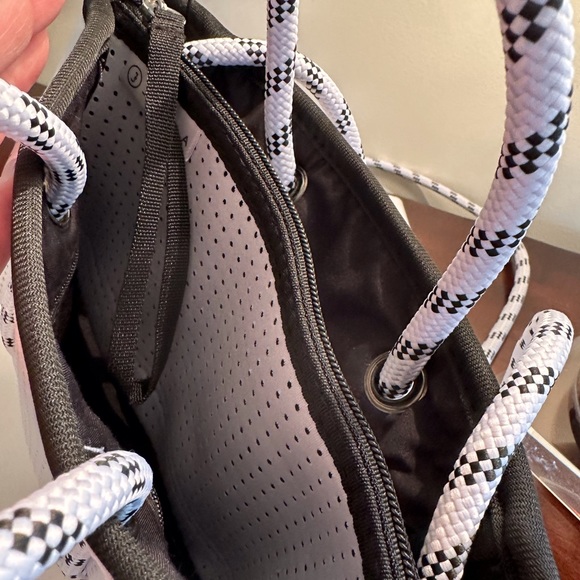 White neoprene crossbody bag with removable zipper purse. NWOT - Picture 7 of 10